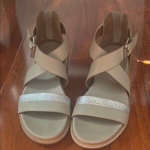 Dr Scholl’s Sofft cream and silver sandals, Size 7 like new